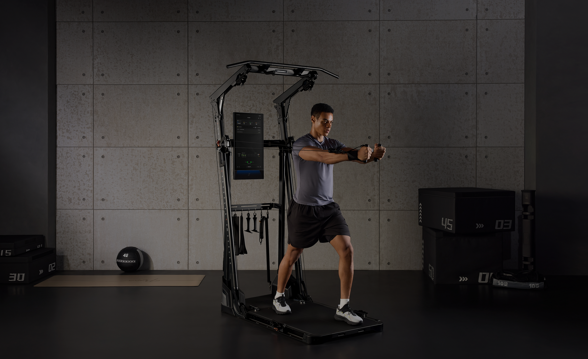 Gym Monster Ultra tummassa, ammattimaisessa harjoitteluympäristössä